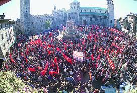 Trento, Piazza Duomo gremita di manifestanti